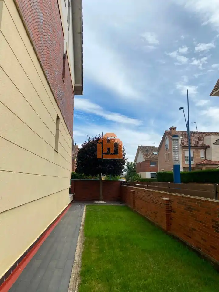 Jardín de Casa adosada en venta en San Andrés del Rabanedo con Calefacción, Jardín privado y Trastero