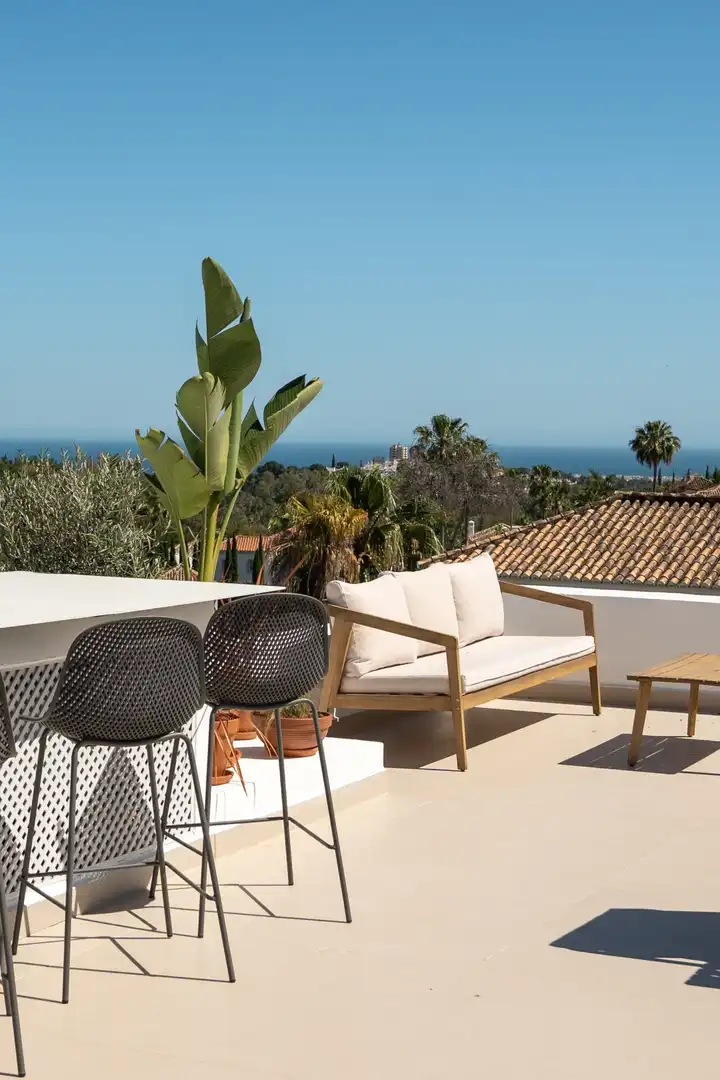 Terrasse von Einfamilien-Reihenhaus zum Verkauf in Marbella mit Klimaanlage, Heizung und Privatgarten