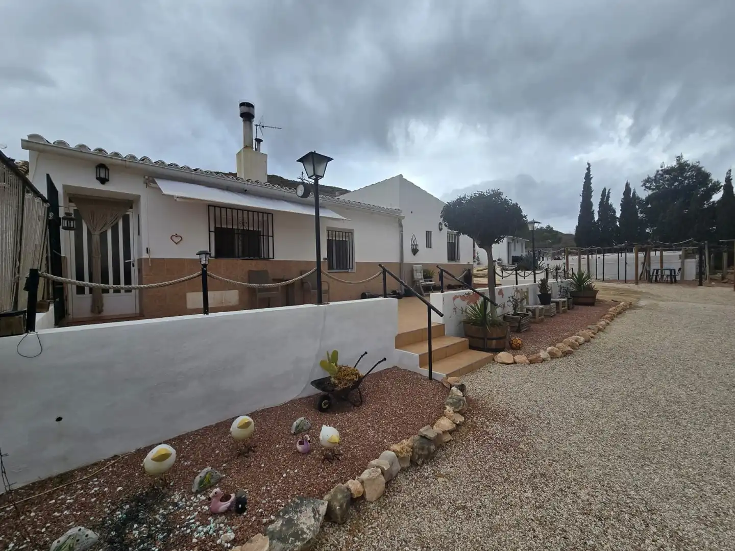 Vista exterior de Casa o xalet en venda en Yecla amb Jardí privat, Terrassa i Piscina