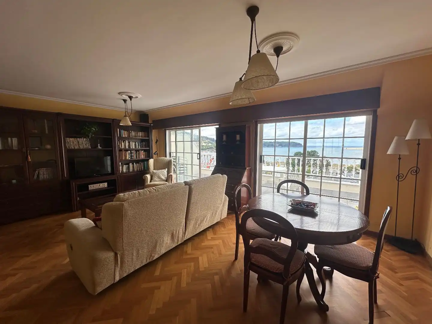 Wohnzimmer von Wohnung zur Miete in Viveiro mit Heizung, Parkett und Terrasse
