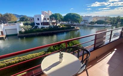 Vista exterior de Apartament en venda en Empuriabrava amb Aire condicionat, Terrassa i Moblat