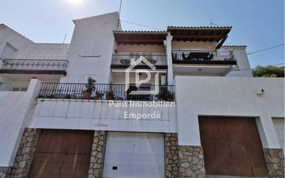 Vista exterior de Apartament en venda en Llançà amb Jardí privat i Terrassa