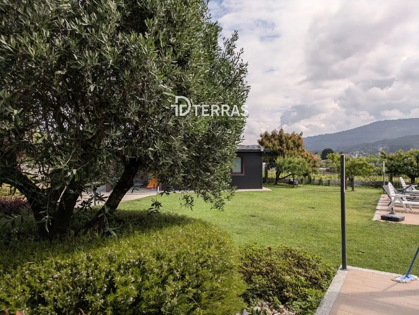 Terrassa de Casa o xalet en venda en Barro amb Calefacció, Jardí privat i Traster