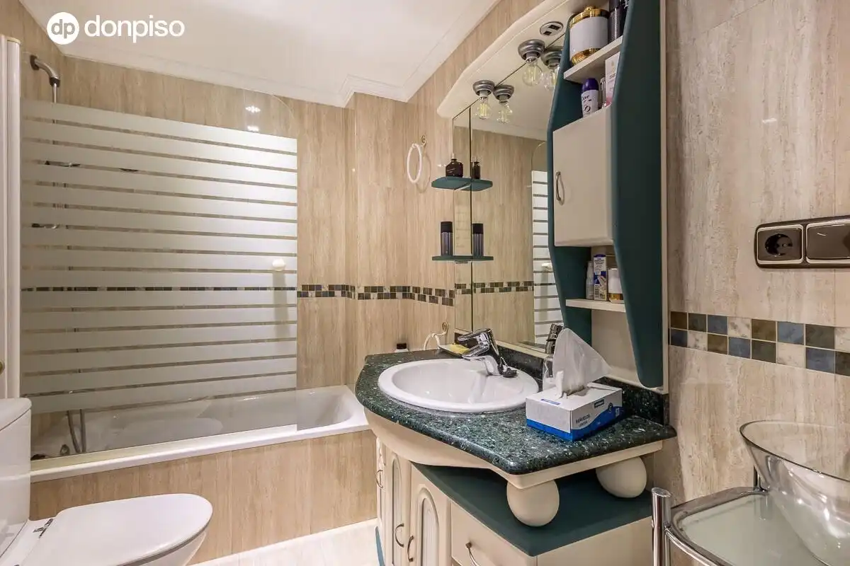 Bathroom of Flat for sale in Granada