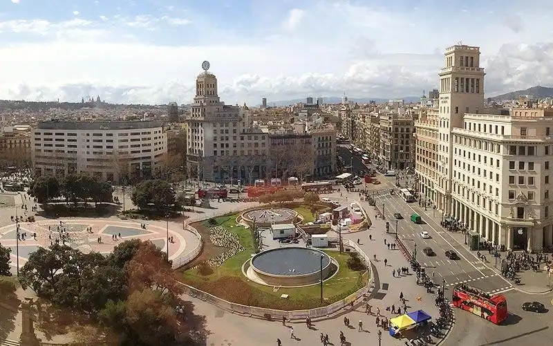 Vista exterior de Edifici en venda en Barcelona