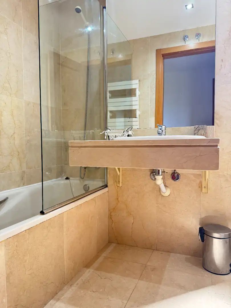 Baño de Piso en venta en Avilés con Calefacción, Parquet y Terraza