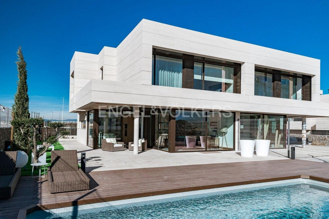 Vista exterior de Casa o xalet de lloguer en Majadahonda amb Calefacció, Jardí privat i Traster