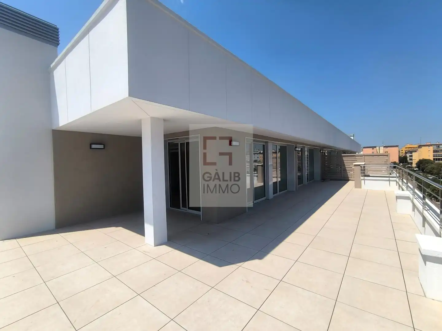 Außenansicht von Dachboden zum Verkauf in Figueres mit Klimaanlage, Terrasse und Abstellraum