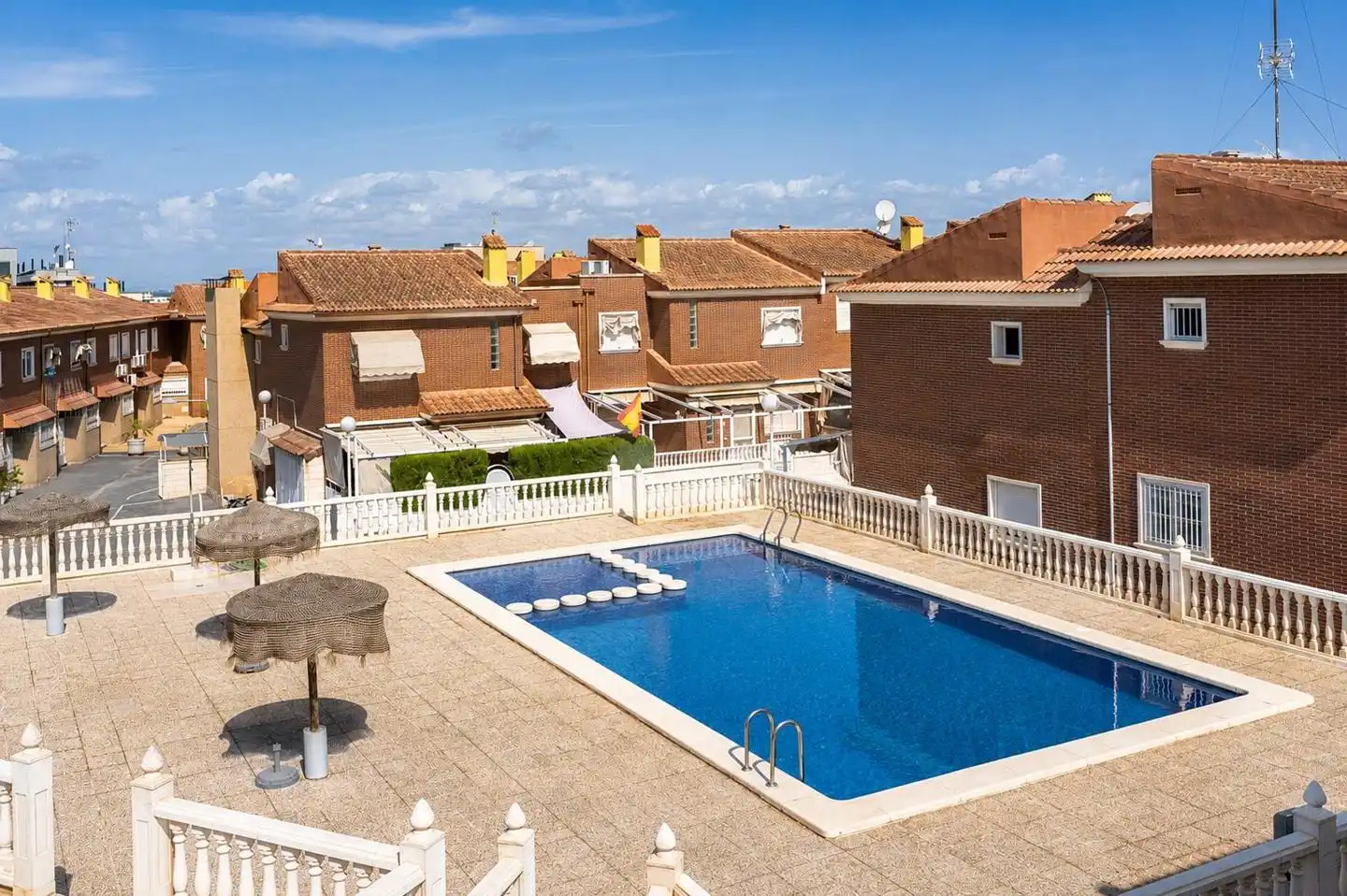 Schwimmbecken von Einfamilien-Reihenhaus zum Verkauf in Santa Pola mit Klimaanlage, Privatgarten und Terrasse
