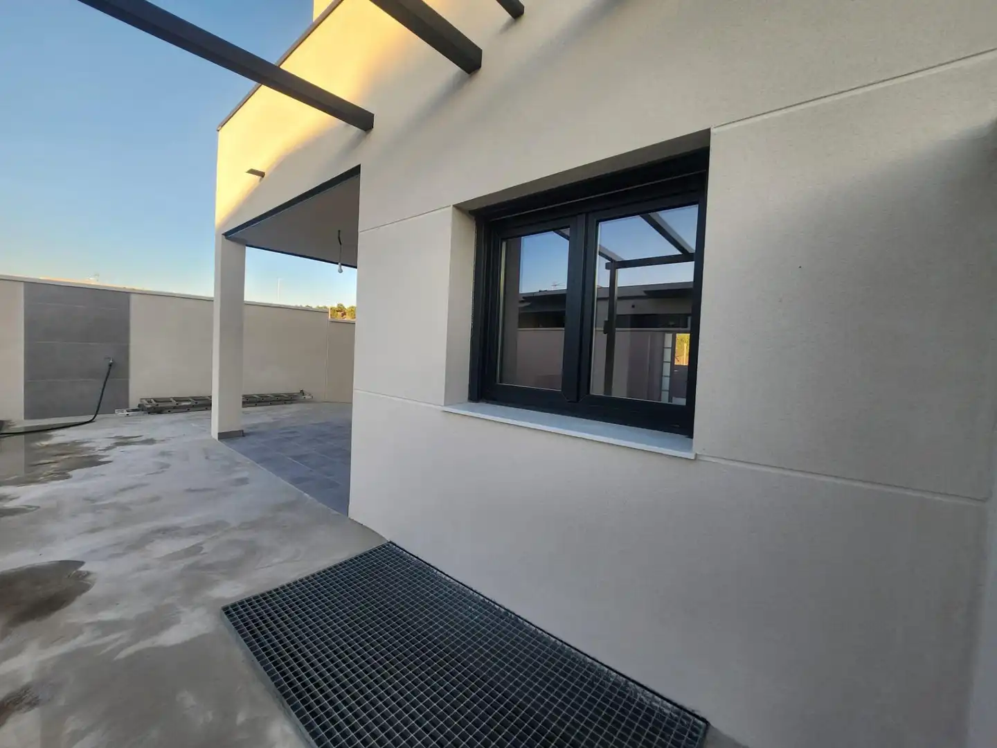 Vista exterior de Casa adosada en venda en Villalbilla amb Calefacció, Jardí privat i Terrassa