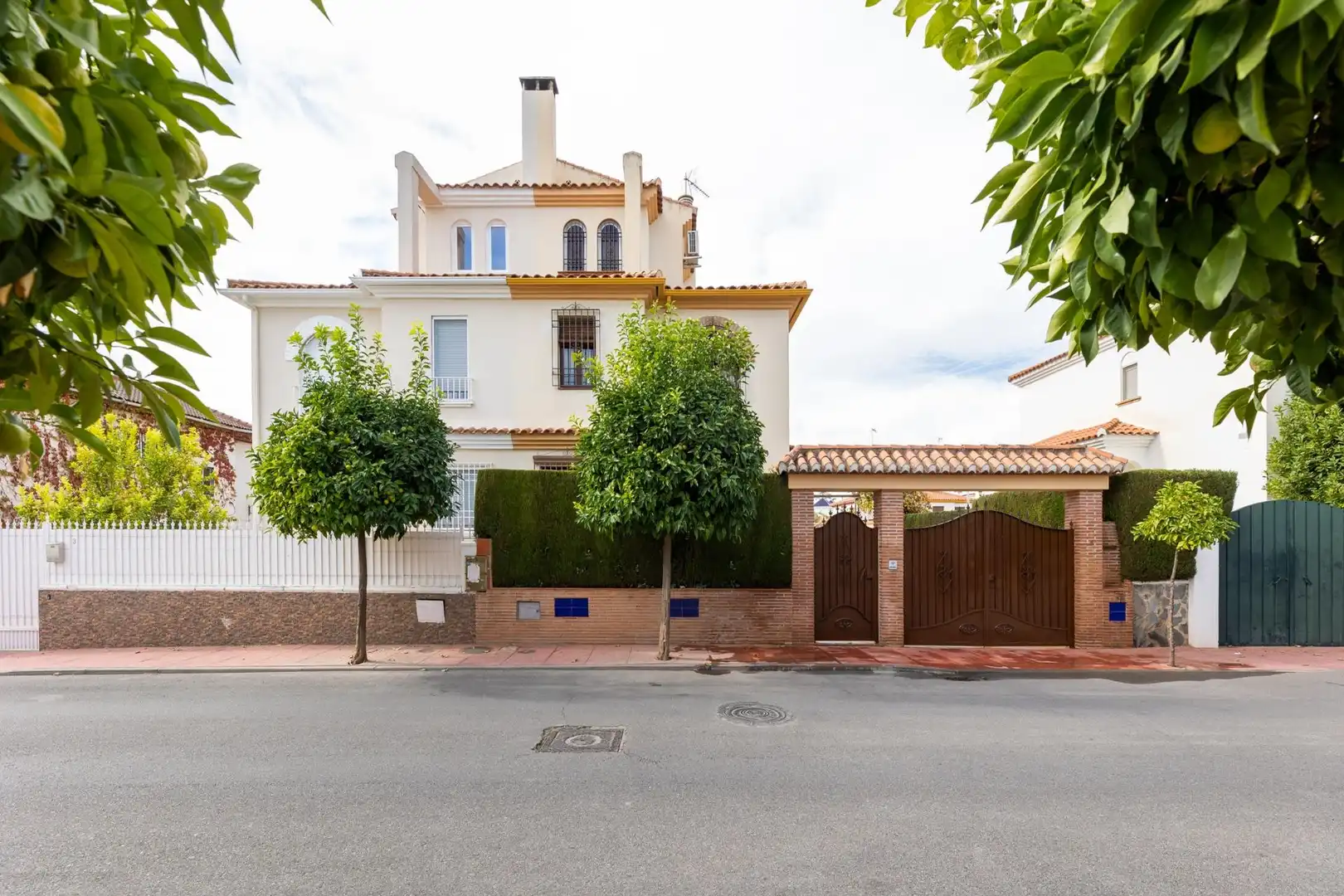 Vista exterior de Casa adosada en venda en Peligros amb Aire condicionat, Jardí privat i Terrassa