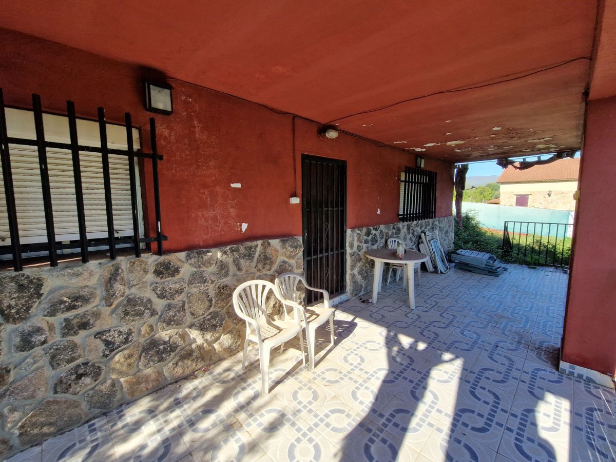 Vista exterior de Casa o xalet en venda en Casas del Castañar amb Terrassa i Traster