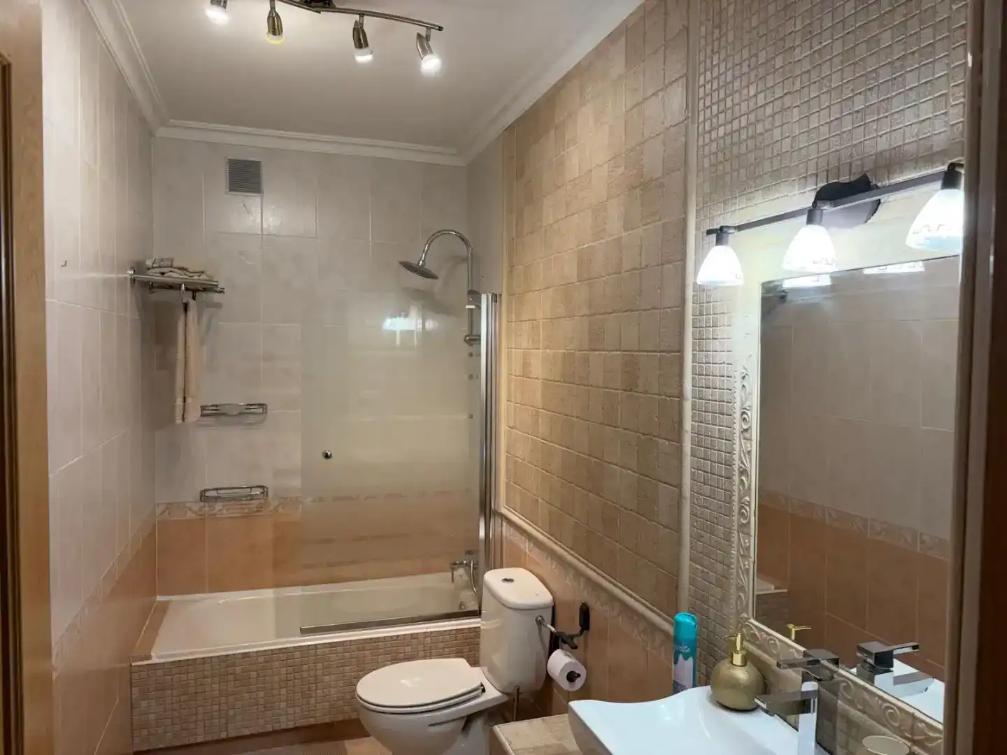 Bany de Casa o xalet de lloguer en Valmojado amb Aire condicionat, Jardí privat i Moblat