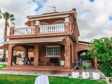 Detached house with pool for sale in ACUARI
