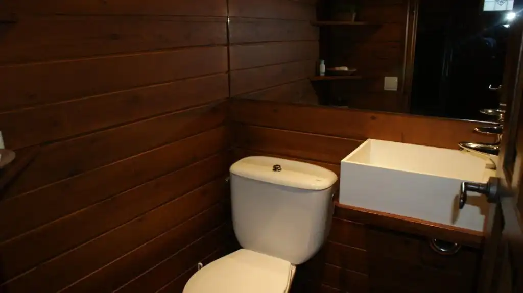 Baño de Casa adosada de alquiler en Urús con Calefacción, Parquet y Terraza
