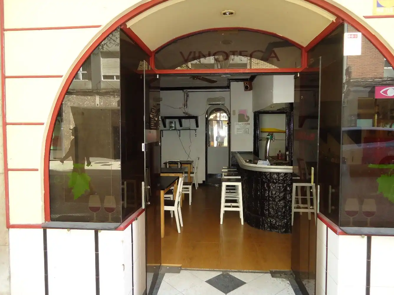 Local comercial de lloguer a Calle de Víctor Sáenz