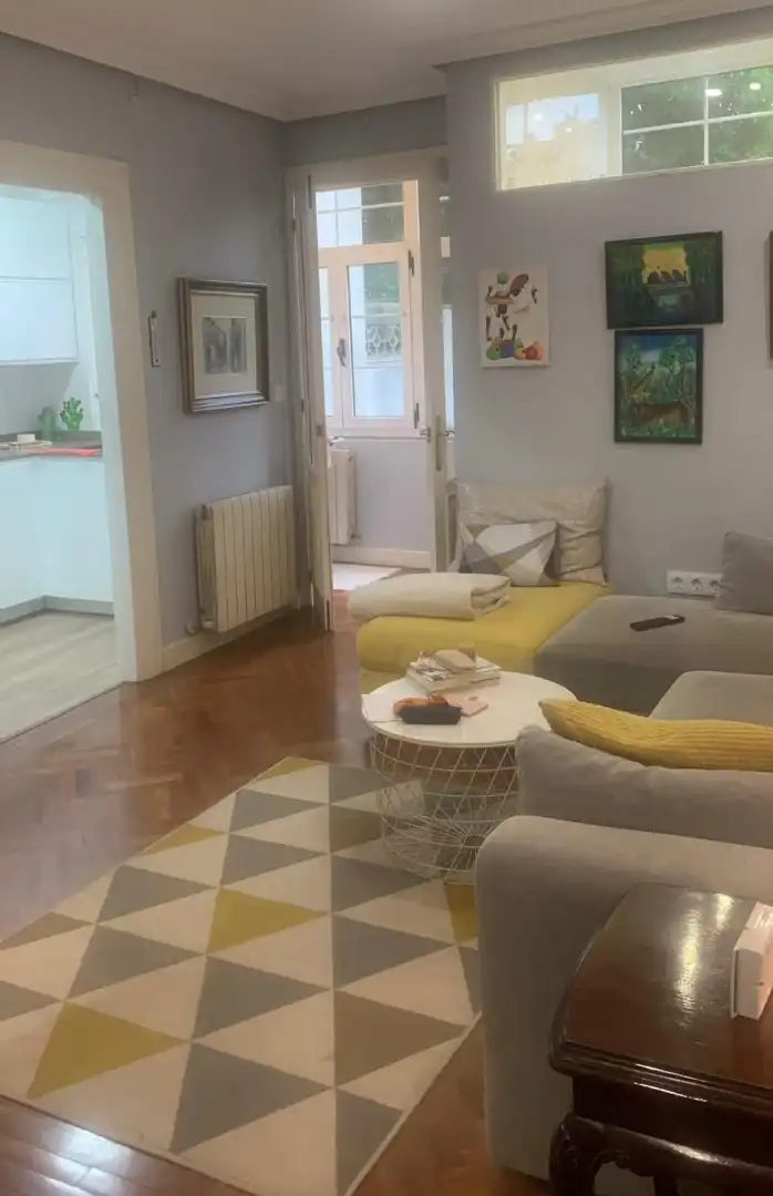 Sala d'estar de Pis de lloguer en Avilés amb Calefacció, Parquet i Moblat