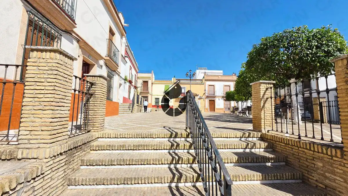 Vista exterior de Casa adosada en venta en Almensilla con Jardín privado, Balcón y Alarma