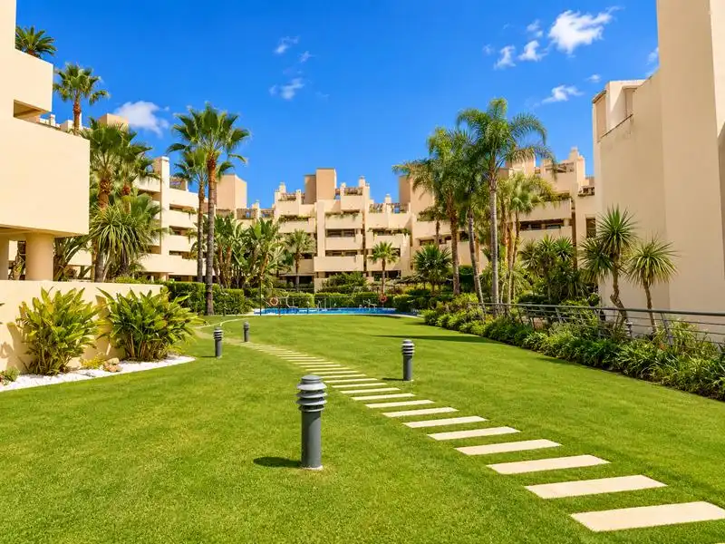 Außenansicht von Wohnung zur Miete in Estepona mit Privatgarten, Terrasse und Möbliert