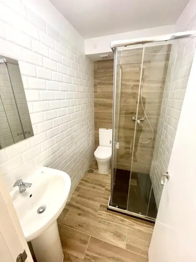 Baño de Ático para compartir en Madrid con Parquet, Amueblado y Horno