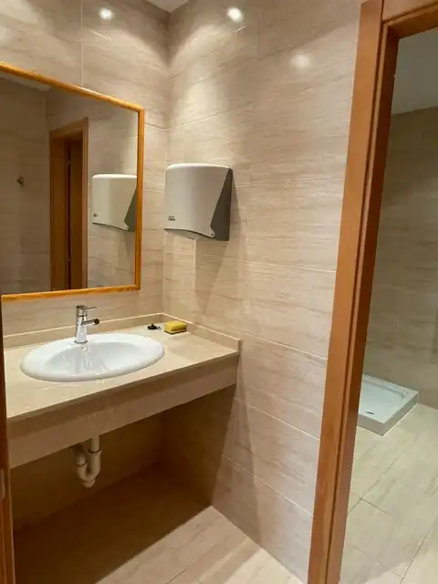 Badezimmer von Büro zur Miete in Santander mit Klimaanlage und Heizung