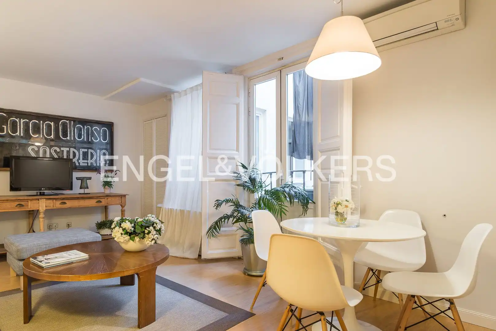 Living room of Flat for rent in Madrid  with Air Conditioner, Heating and Furnished