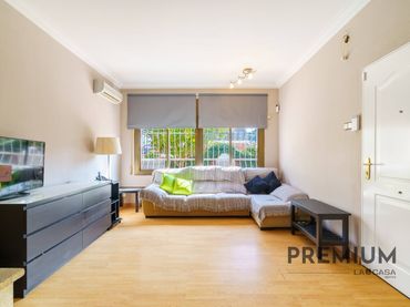 Casa con balcone in vendita a Carrer de la Corunya
