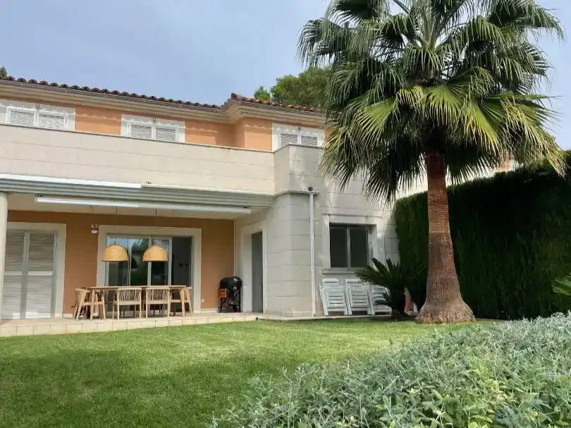 Vista exterior de Casa adosada de lloguer en Calvià amb Aire condicionat, Piscina i Balcó