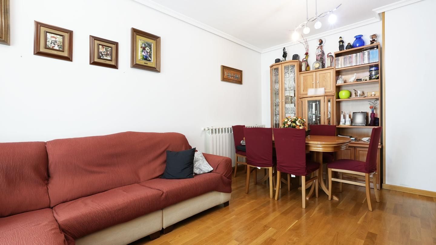 Living room of Flat for sale in  Madrid Capital  with Heating, Storage room and Community pool