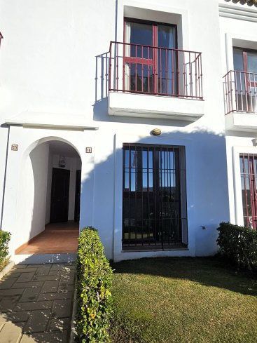 Vista exterior de Casa adosada en venda en La Alcaidesa amb Aire condicionat, Calefacció i Jardí privat