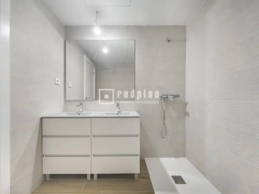 Baño de Piso en venta en Madrid con Aire acondicionado, Calefacción y Jardín privado