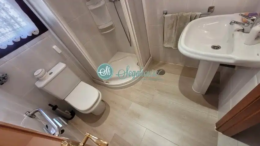 Bany de Casa o xalet en venda en Segovia amb Calefacció, Parquet i Terrassa