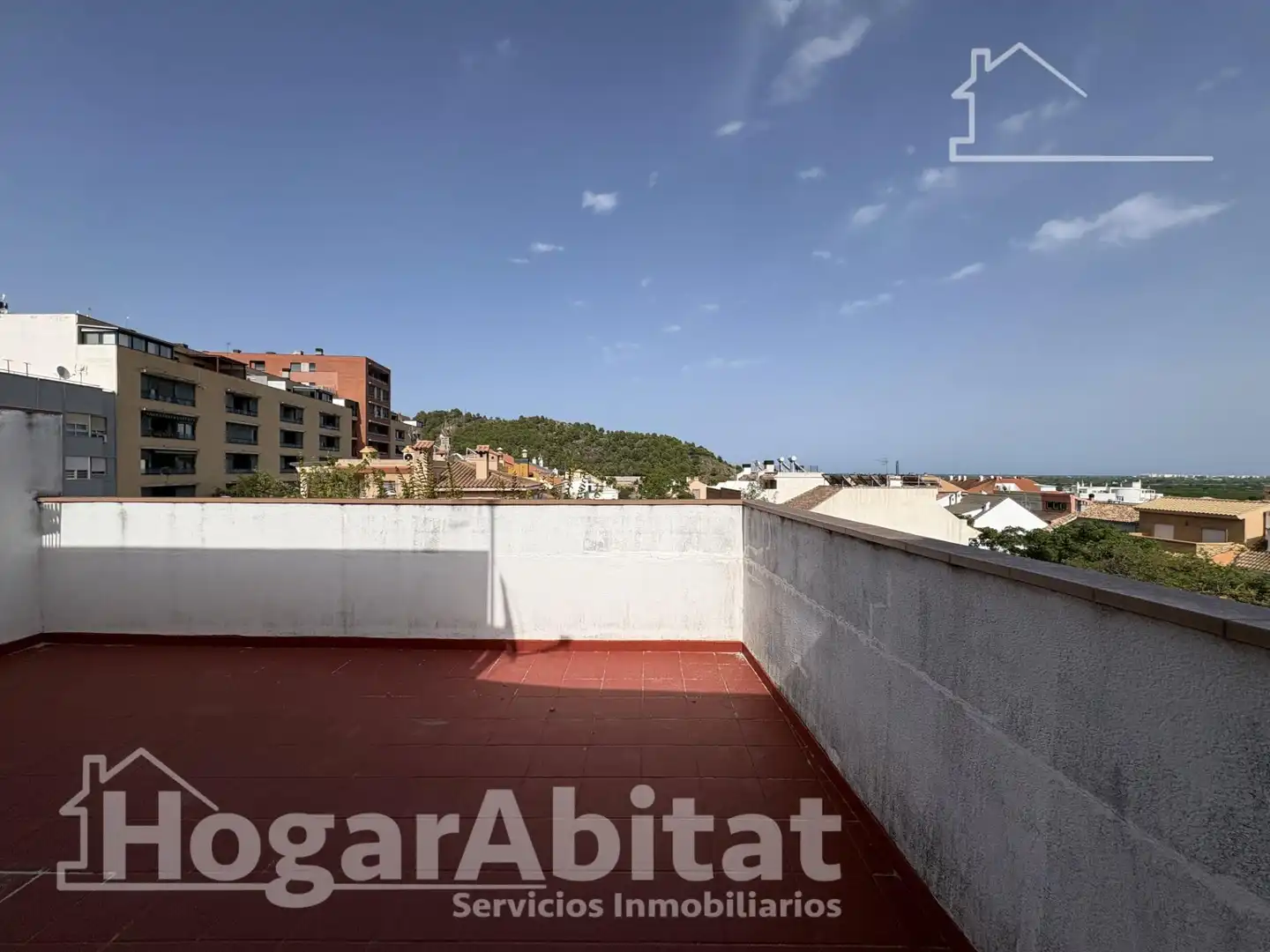 Vista exterior de Casa adosada en venda en Tavernes de la Valldigna amb Terrassa i Balcó