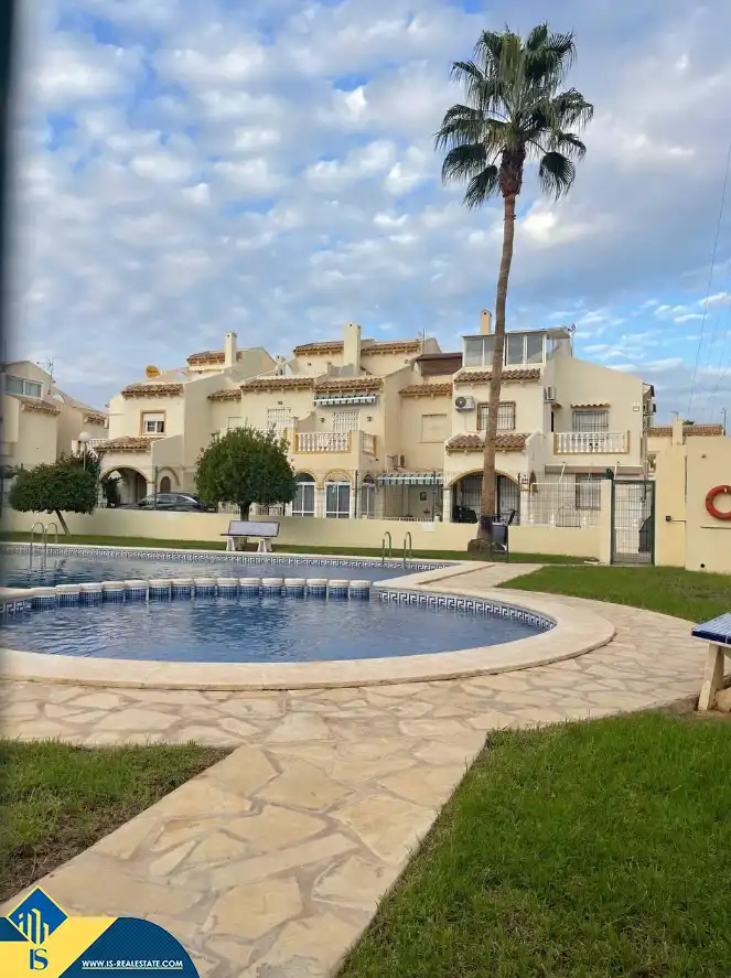 Casa aparellada amb terrassa en venda a Orihuela Costa