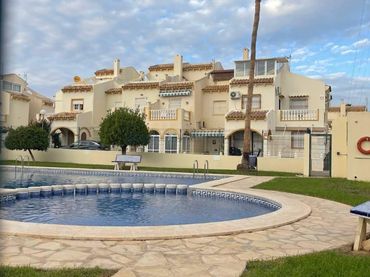 Casa aparellada amb balcó en venda a Orihuela Costa