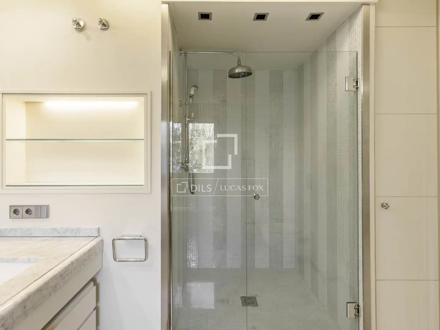 Bathroom of Attic for rent in Madrid  with Air Conditioner, Heating and Private garden