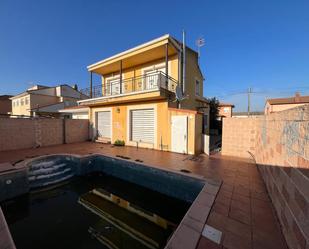 Vista exterior de Casa adosada en venda en Galápagos amb Jardí privat, Terrassa i Piscina