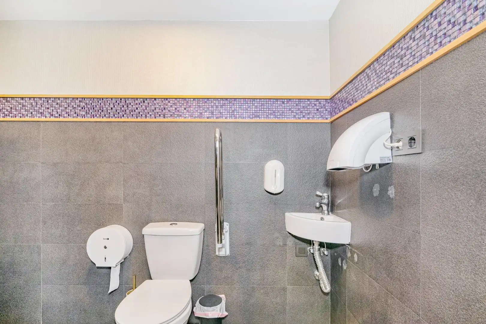 Baño de Local en traspaso en Granada con Aire acondicionado y Amueblado