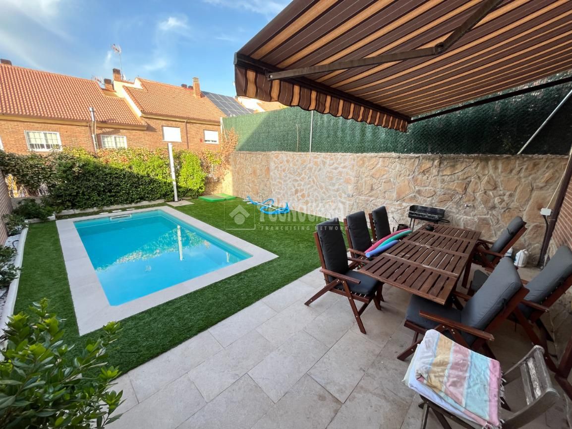 Piscina de Casa adosada en venda en Loeches amb Aire condicionat, Calefacció i Parquet