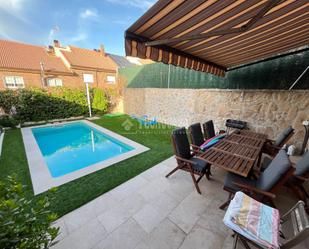 Piscina de Casa adosada en venda en Loeches amb Aire condicionat, Calefacció i Parquet