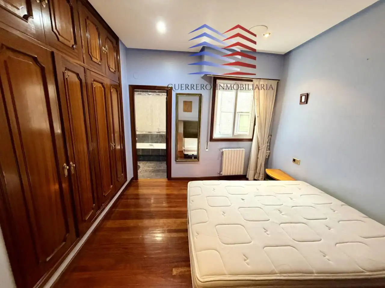 Dormitori de Apartament de lloguer en Ourense Capital  amb Calefacció, Parquet i Terrassa