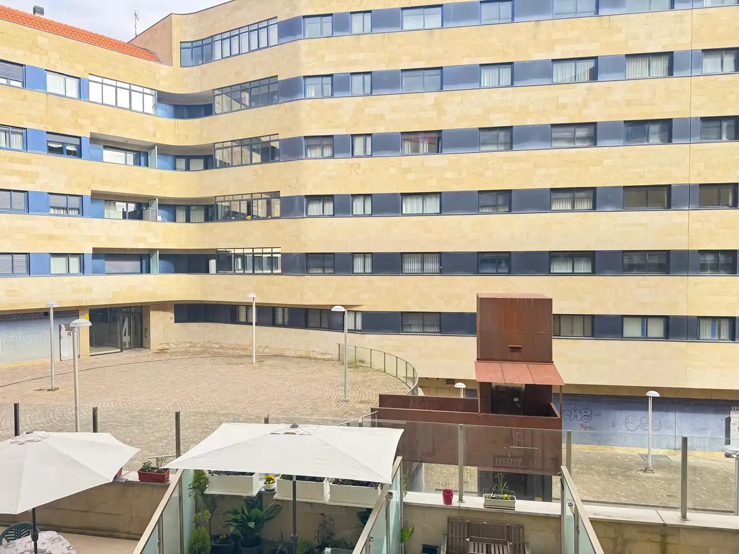 Vista exterior de Pis en venda en León Capital  amb Calefacció, Terrassa i Traster