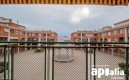 Exterior view of Single-family semi-detached for sale in Barberà del Vallès  with Balcony