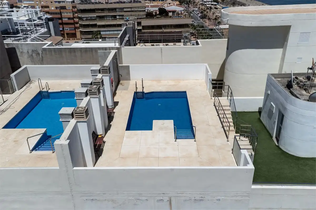 Schwimmbecken von Wohnungen zum Verkauf in Fuengirola mit Klimaanlage, Heizung und Terrasse