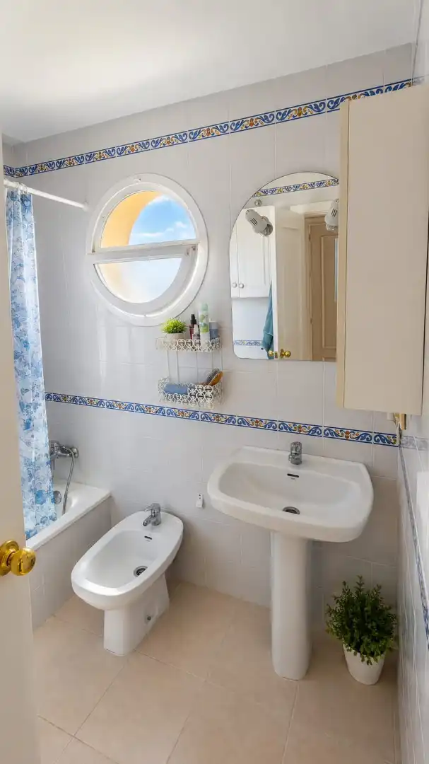 Baño de Apartamento en venta en Rota con Amueblado, Lavadora y Microondas