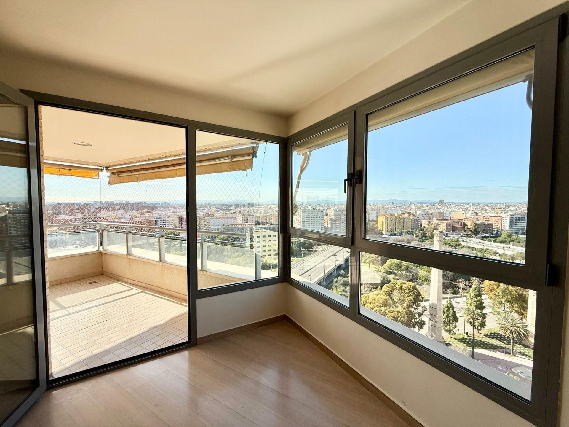 Vista exterior de Pis en venda en  Valencia Capital amb Aire condicionat, Calefacció i Jardí privat