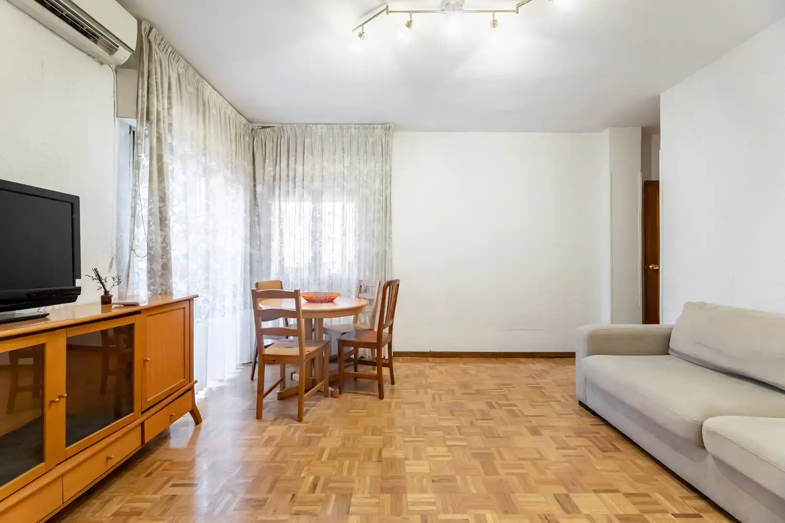 Sala d'estar de Pis en venda en Madrid amb Calefacció i Terrassa