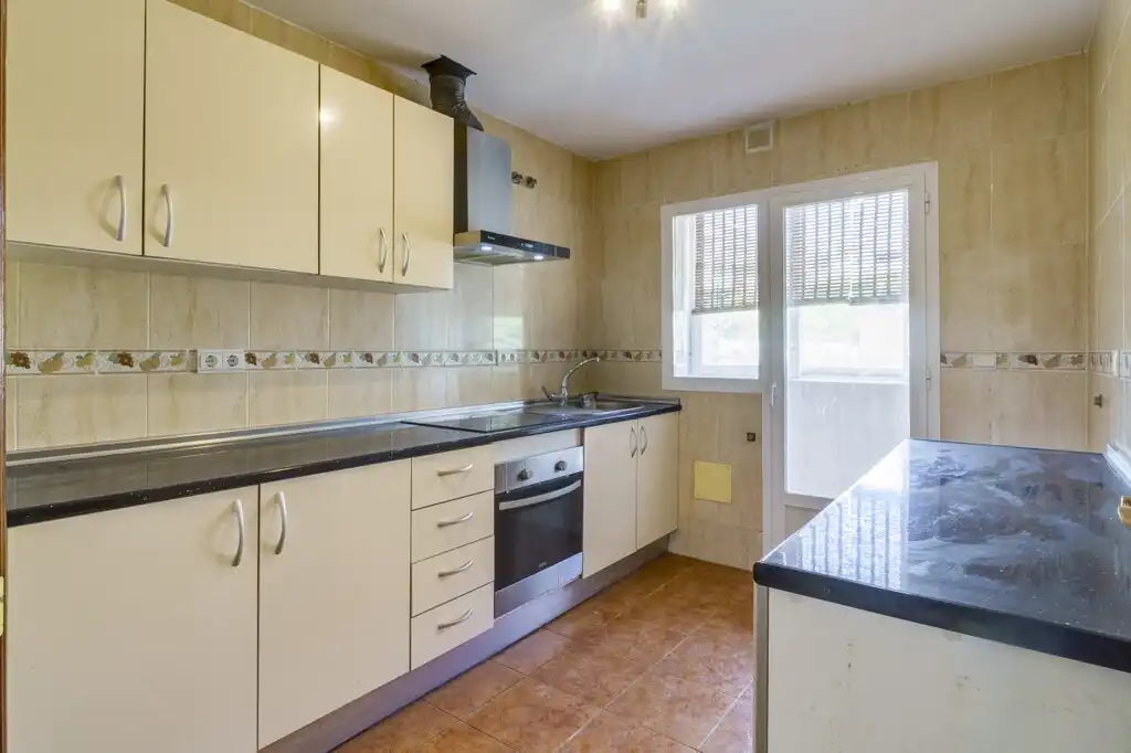Cuina de Casa o xalet en venda en Fuengirola amb Aire condicionat, Jardí privat i Terrassa