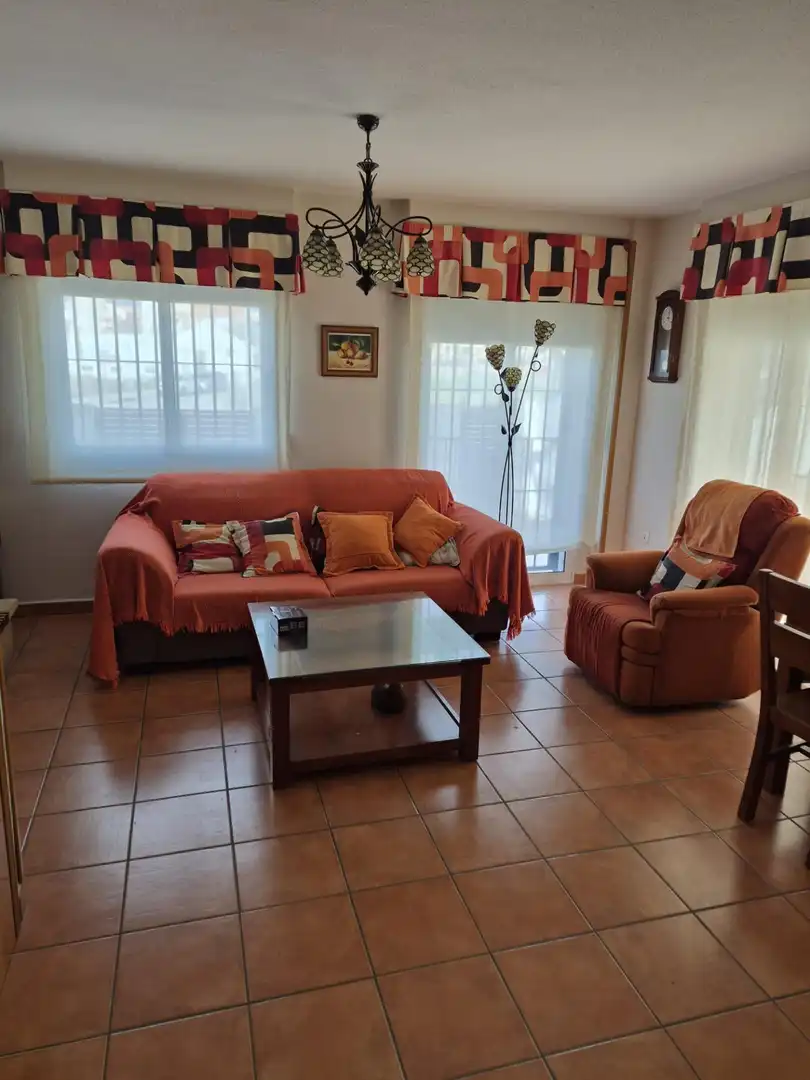 Wohnzimmer von Einfamilien-Reihenhaus zum Verkauf in Murcia mit Klimaanlage, Heizung und Privatgarten