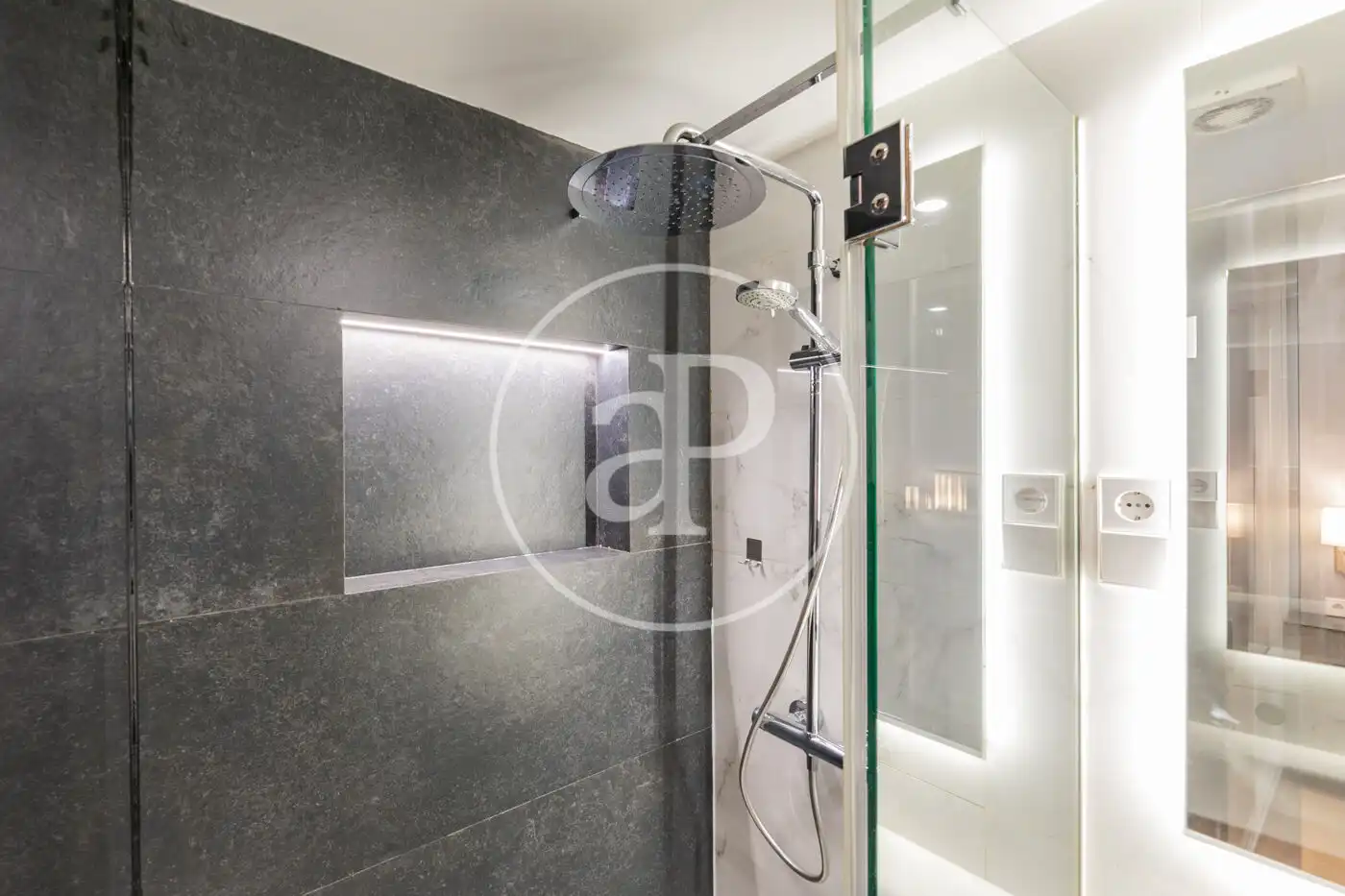 Baño de Piso en venta en Madrid con Aire acondicionado, Calefacción y Jardín privado